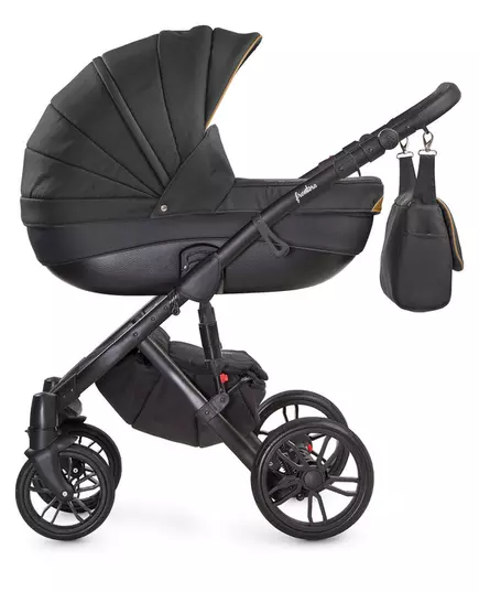 Zwarte kinderwagen met accessoires